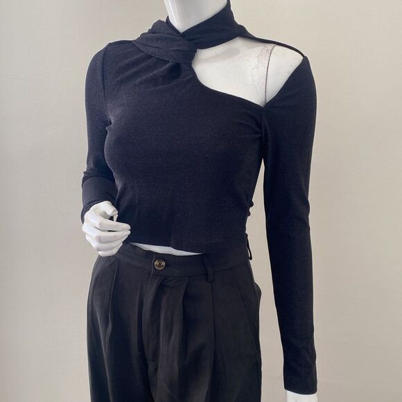 Astr the Label Cropped Long Sleeve Black Shimmer Top w Cut-out Shoulder Detail - Picture 1 of 9